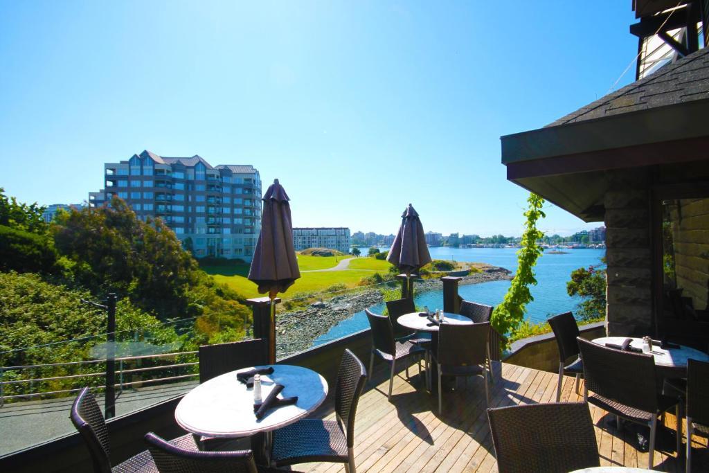 Spinnakers Gastro Brewpub & Guesthouses Виктория Экстерьер фото