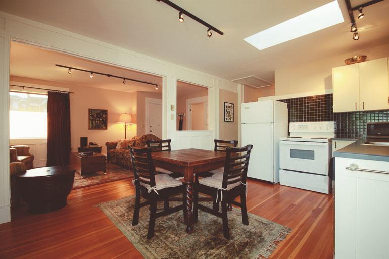 Spinnakers Gastro Brewpub & Guesthouses Виктория Экстерьер фото